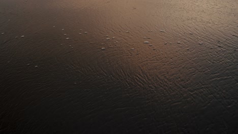 Meereswellen,-Die-Das-Ufer-Während-Des-Sonnenuntergangs-Am-Tropischen-Strand-Waschen