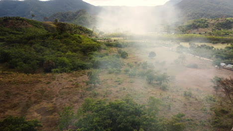Rauchverfolgung-Aus-Der-Luft-Am-Himmel-über-Dem-Ländlichen-Gebiet-Im-Südosten-Vietnams