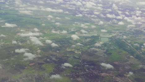 Niedrige-Wolken-Bilden-Sich-Während-Der-Monsunzeit-über-Der-Kambodschanischen-Landschaft