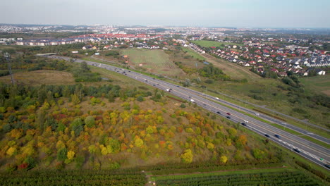 Straszyn,-Gdansk---Campo-De-Plantación-Aérea-Y-Paisaje-Otoñal-Colorido-Junto-A-La-Concurrida-Carretera-Y-El-Horizonte-Del-Pueblo
