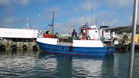 Kleines-Fischereifahrzeug-Im-Ruhigen-Hafen-Angedockt
