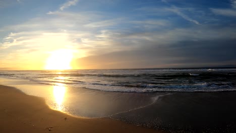 Bahía-De-Monterey,-Paseo-Por-La-Playa-Al-Atardecer