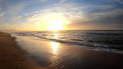 Sonnenuntergang-Am-Strand-Von-Monterey-Bay.-Goldene-Stunde