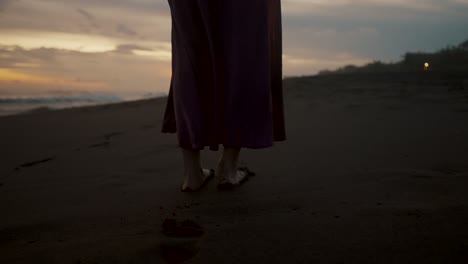 Mädchen-Barfuß-Am-Sandstrand-Bei-Sonnenuntergang