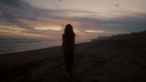 Einsames-Mädchen-Am-Ufer-Eines-Sandstrandes,-Der-Während-Des-Sonnenuntergangs-Spaziert