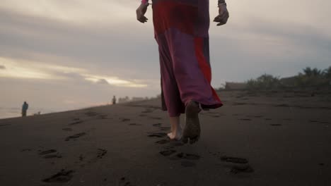 Füße-Eines-Mädchens,-Das-Auf-Dem-Sand-An-Der-Küste-Spazieren-Geht