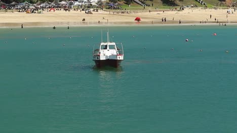 Kleines-Fischereifahrzeug,-Das-In-Den-Hafen-Einfährt