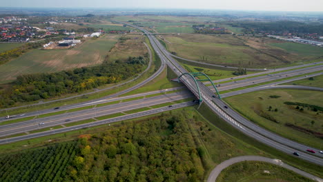 Autopista-S6-A-Través-Del-Paisaje-Rural-De-Straszyn-En-El-Norte-De-Polonia---Toma-De-órbita-Aérea