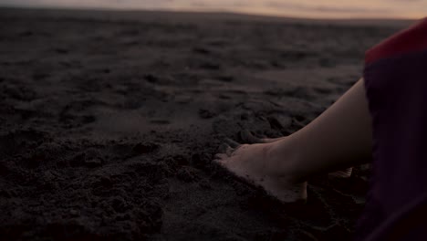 Füße-Einer-Frau-Im-Sand-Am-Meer-Bei-Sonnenuntergang