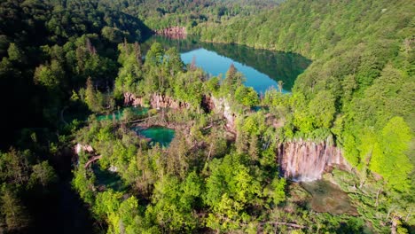 Paradisiac-astonishing-view-of-Plitvice-National-Park-lakes-in-Croatia,-circling