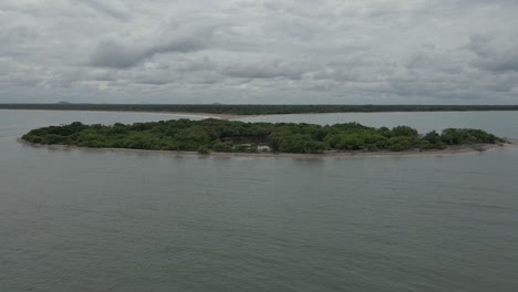 Toma-Aérea-De-Drones-De-La-Isla-De-Coral-En-Un-Día-Nublado-En-Sri-Lanka