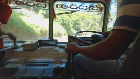 Conduciendo-Un-Autobús-De-Sri-Lanka-Por-Caminos-Rurales