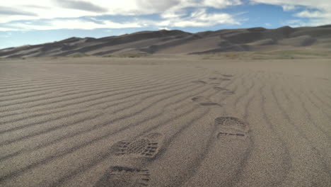 Fußspuren-In-Sanddünen-Mitten-In-Der-Wüste