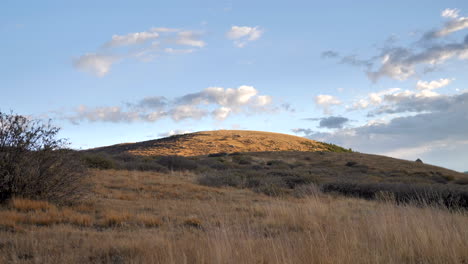 Statische-Aufnahme-Eines-Grasbewachsenen-Hügels-Bei-Sonnenuntergang