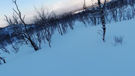 Esquiar-Al-Lado-De-La-Montaña-En-Invierno-Noruega