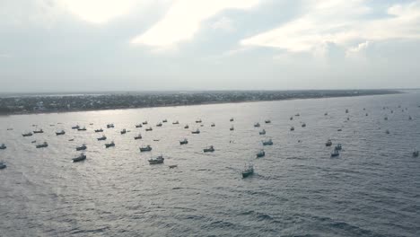 Luftdrohnenaufnahme-Von-Kleinen-Traditionellen-Srilankischen-Fischerbooten-Verankert