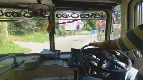 Toma-De-Punto-De-Vista-Del-Hombre-Conduciendo-Un-Autobús-A-Través-De-Caminos-Rurales-En-Sri-Lanka