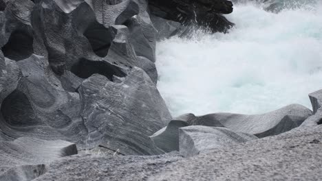 Agua-Blanca-Realmente-Poderosa-En-Medio-Rápido-De-Piedras-Grises-Esculpidas-En-Marmorslottet-En-El-Norte-De-Noruega
