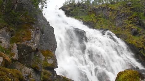 Trekking-Mit-Atemberaubender-Aussicht-Auf-Norwegen