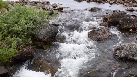 Fluss-Schnelles-Wildwasser-Trinkbares-Natürliches-Wasser-In-Finnisch-Lappland-Bei-Kilpisjärvi