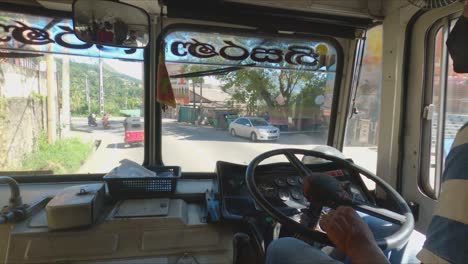 Innenaufnahme-Eines-Busses,-Der-Die-Landstraße-In-Sri-Lanka-Hinunterfährt