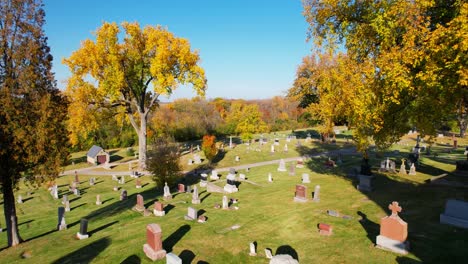 Lápidas-De-Cementerio-Rural-Y-Pequeña-Iglesia-De-Campo-En-Drone-De-Otoño