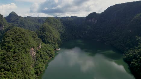 Vista-Tranquila-De-La-Laguna-De-Agua-Dulce-De-La-Isla-Dayang-Bunting,-Langkawi,-Malasia
