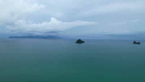 Islote-Frente-A-La-Costa-En-Las-Islas-Tropicales-De-Langkawi-En-Kedah,-Malasia