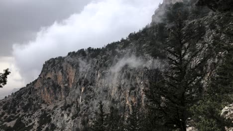 Vista-De-Niebla-En-La-Montaña-Mientras-Subes-Al-Castillo-De-Buffavento-En-La-Cima-De-La-Montaña-En-Kyrenia,-Norte-De-Chipre