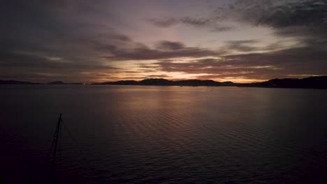 Friedlicher-Sonnenuntergang-über-Dem-Meer-Mit-Fischerboot-In-Der-Nähe-Der-Stadt-Kuah-Auf-Der-Insel-Langkawi,-Malaysia