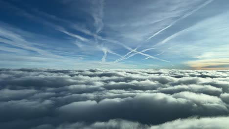 Fantastische-Pilotenperspektive-Aus-Einem-Jet-Cockpit,-Das-An-Einem-Kalten-Winternachmittag-Bei-Sonnenuntergang-Direkt-über-Einer-Stratuswolkenschicht-Fliegt