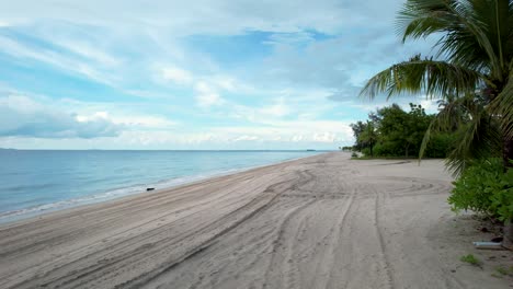 Vuelo-Bajo-De-Drones-Sobre-Una-Hermosa-Playa-Tropical-En-Malasia,-Isla-De-Langkawi