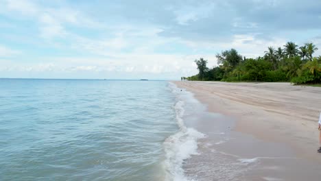 Mädchen-Geht-An-Einem-Sommertag-Am-Tropischen-Strand-Auf-Der-Insel-Langkawi,-Malaysia