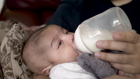 2-Monate-Alter-Junge-Aus-Bangladesch,-Der-Milch-Aus-Der-Flasche-Trinkt