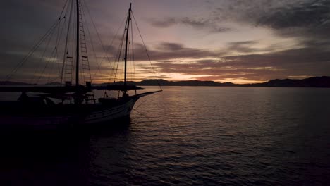 Silhouettenboot-In-Der-Nähe-Der-Küste-Von-Langkawi,-Malaysia-Bei-Sonnenuntergang,-Drohnenvorbeiflug