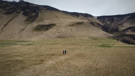Vista-De-Dron-De-2-Chicas-Haciendo-Senderismo-En-Islandia