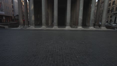 Toma-Inclinada-Hacia-Arriba-De-La-Parte-Frontal-Del-Panteón-En-Roma,-Italia-En-4k