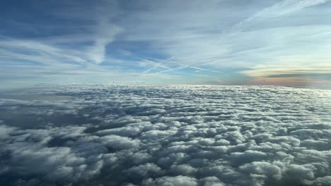 Atemberaubende-Sicht-Des-Piloten-Aus-Einem-Jet-Cockpit,-Das-Während-Des-Abstiegs-In-Einem-Kalten-Wintersonnenuntergang-Einen-Wolkenreichen-Himmel-überfliegt