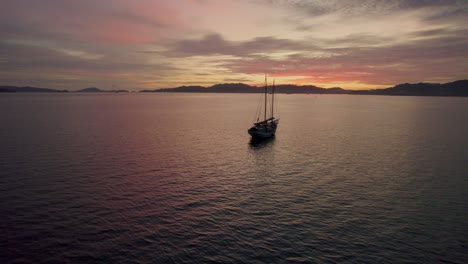Malerischer-Blick-Auf-Ein-Traditionelles-Fischerboot-Inmitten-Eines-Ruhigen-Ozeans-Während-Des-Sonnenuntergangs-In-Der-Nähe-Der-Stadt-Kuah-Auf-Der-Insel-Langkawi,-Malaysia
