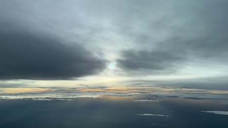 Sicht-Des-Piloten-Aus-Einem-Jet-Cockpit,-Das-An-Einem-Dramatischen-Und-Kalten-Winternachmittag-In-12000-Metern-Höhe-Fliegt