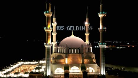 Vista-Aérea-Nocturna-De-La-Mezquita-Hala-Sultan-En-El-Norte-De-Chipre