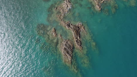 Arrecife-Tropical-Poco-Profundo-Con-Rocas-Que-Sobresalen-Del-Océano