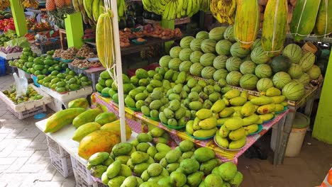 Eine-Vielzahl-Tropischer,-Exotischer-Frischer-Früchte-Und-Gemüse,-Darunter-Mangos,-Papaya-Und-Wassermelone,-Am-Marktstand-In-Der-Hauptstadt-Dili,-Timor-Leste,-Südostasien