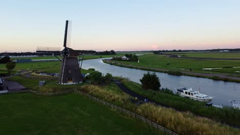 Luftaufnahme-Einer-Holländischen-Windmühle-Bei-Sonnenuntergang