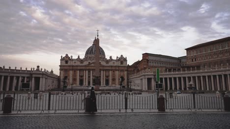 Toma-Panorámica-Lenta-De-Derecha-A-Izquierda-Filmando-El-Vaticano-Mientras-Una-Monja-Camina-Frente-A-él-En-Roma-En-4k