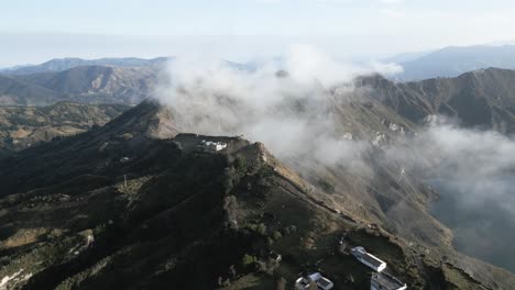 Drone-Aéreo-Vuela-Sobre-El-Cráter-Del-Volcán-Quilotoa-Lleno-De-Agua-En-Los-Andes-Ecuatorianos-Popular-Ruta-De-Senderismo
