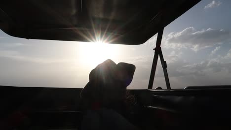 Reisefrau,-Die-Den-Sonnenuntergang-Im-4x4-auto-Durch-Die-Afrikanische-Savanne-Genießt