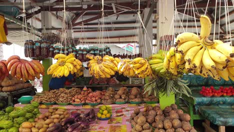 Eine-Auswahl-An-Frischen,-Gesunden,-Regionalen-Produkten,-Darunter-Obst,-Gemüse-Und-Regionaler-Honig,-Auf-Einem-Marktstand-In-Der-Hauptstadt-Dili,-Timor-Leste,-Südostasien