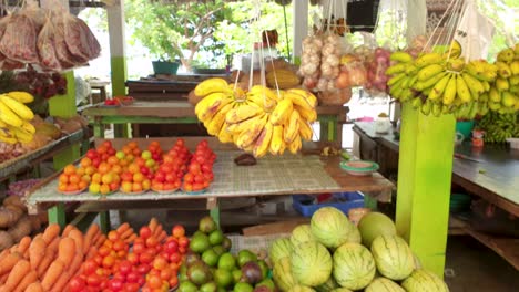 Frisches,-Farbenfrohes-Tropisches-Obst-Und-Gemüse,-Das-Ordentlich-Auf-Tellern-Auf-Einem-Stand-Auf-Dem-Lokalen-Lebensmittelmarkt-In-Der-Hauptstadt-Dili,-Timor-Leste,-Südostasien,-Ausgestellt-Ist