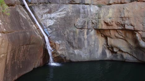 Wasserfall-über-Felsen-In-Dunkles-Becken